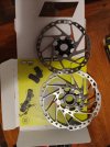 dischi shimano RT-EM600-M da 180 con magnete integrato e SM-RT64-L da 203mm, pasticche D03S