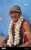 uomo-con-collana-di-aglio-al-mercato-santiago-de-cuba-santiago-de-cuba-cuba-ft11ce.jpg
