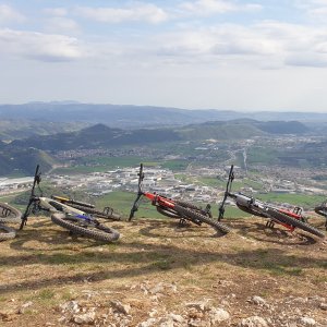 Tutti in e-bike.jpg